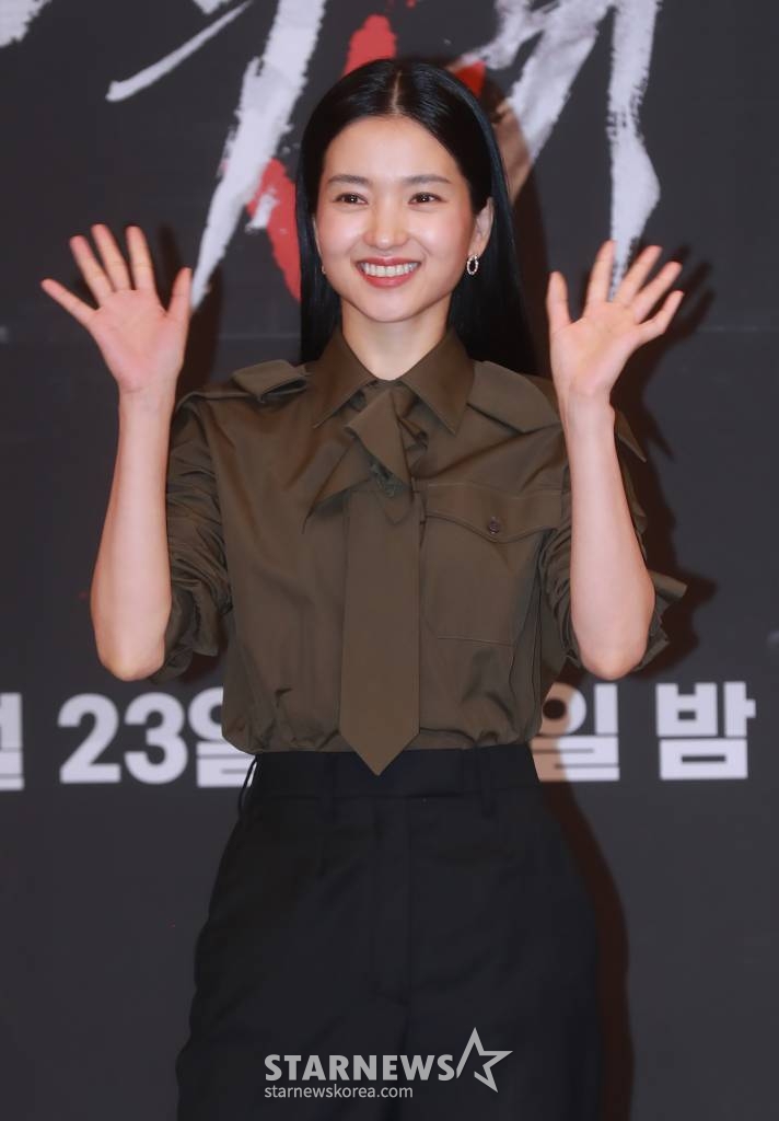 배우 김태리가 23일 오후 서울 목동 SBS에서 진행된 금토드라마 '악귀' 제작발표회에 참석해 포즈를 취하고 있다. 악귀에 씐 여자와 그 악귀를 볼 수 있는 남자가 의문의 죽음을 파헤치는 한국형 오컬트 미스터리 '악귀'는 오늘(23일) 첫 방송된다. /2023.06.23 /사진=이동훈 기자 photoguy@
