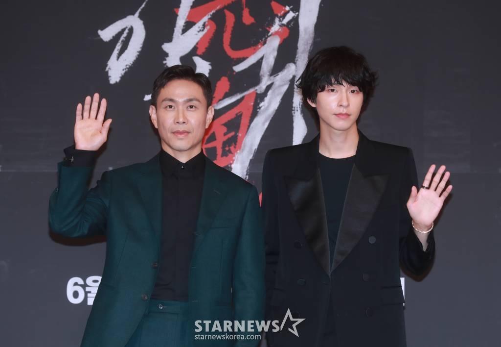 배우 오정세, 홍경 23일 오후 서울 목동 SBS에서 진행된 금토드라마 '악귀' 제작발표회에 참석해 포즈를 취하고 있다. 악귀에 씐 여자와 그 악귀를 볼 수 있는 남자가 의문의 죽음을 파헤치는 한국형 오컬트 미스터리 '악귀'는 오늘(23일) 첫 방송된다. /2023.06.23 /사진=이동훈 기자 photoguy@