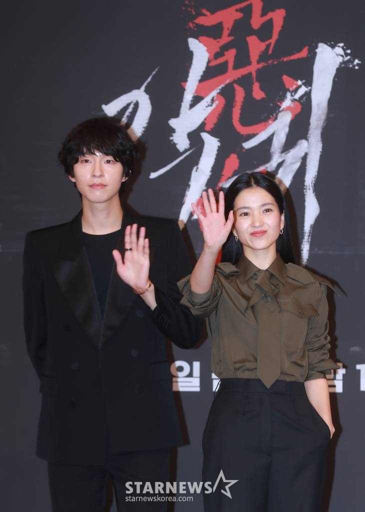 배우 홍경, 김태리가 23일 오후 서울 목동 SBS에서 진행된 금토드라마 '악귀' 제작발표회에 참석해 포즈를 취하고 있다. 악귀에 씐 여자와 그 악귀를 볼 수 있는 남자가 의문의 죽음을 파헤치는 한국형 오컬트 미스터리 '악귀'는 오늘(23일) 첫 방송된다. /2023.06.23 /사진=이동훈 기자 photoguy@