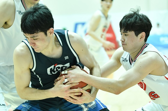 경기에 집중하는 염재성(오른쪽). /사진=KBL 제공