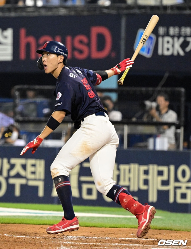 LG 트윈스와 롯데 자이언츠가 23일 오후 서울 잠실야구장에서 맞붙었다. 박승욱이 9회 희생타를 치는 순간.