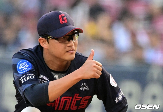 3회 유강남의 2루 도루 저지에 엄지를 치켜세우고 있는 투수 박세웅.