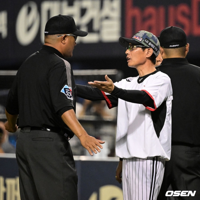 LG 트윈스와 롯데 자이언츠가 23일 오후 서울 잠실야구장에서 맞붙었다. 염경엽(오른쪽) LG 감독이 오지환의 주루 방해 판정이 내려지자 항의하고 있다.