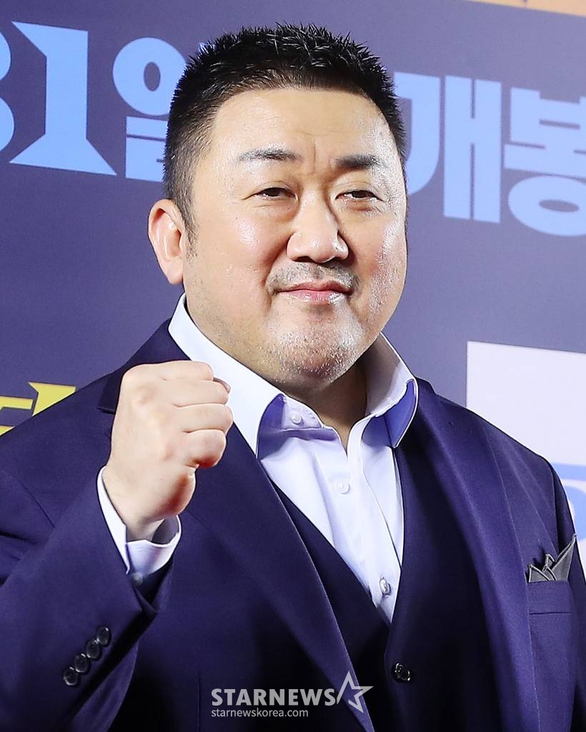 배우 마동석이 22일 오후 서울 강남구 메가박스 코엑스에서 진행된 영화 '범죄도시3' VIP시사회에 참석해 포즈를 취하고 있다. '범죄도시3'는 대체불가 괴물형사 '마석도'(마동석 분)가 서울 광수대로 이동 후, 신종 마약 범죄 사건의 배후인 '주성철'(이준혁 분)과 마약 사건에 연루된 또 다른 빌런 '리키'(아오키 무네타카 분)를 잡기 위해 펼치는 통쾌한 범죄 소탕 작전을 그린 영화다. 오는 31일 개봉. 2023.05.22 /사진=김창현 기자 chmt@