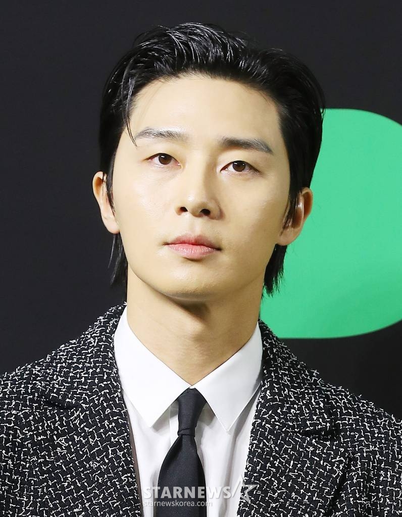 배우 박서준이 24일 오후 서울 강남구 삼성동 메가박스 코엑스에서 진행된 영화 '드림' 쇼케이스에 참석해 객석을 바라보고 있다. '드림'은 개념 없는 전직 축구선수 홍대(박서준 분)와 열정 없는 PD 소민(아이유 분)이 집 없는 오합지졸 국대 선수들과 함께 불가능한 꿈에 도전하는 이야기를 그린 영화. 오는 26일 개봉. 2023.04.24 /사진=김창현 기자 chmt@