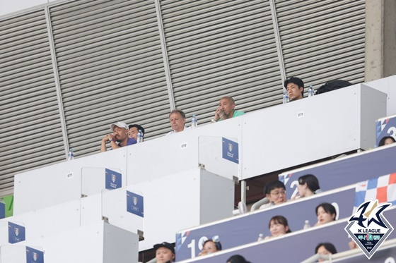 관전하는 위르겐 클린스만 대표팀 감독(왼쪽). /사진=한국프로축구연맹 제공