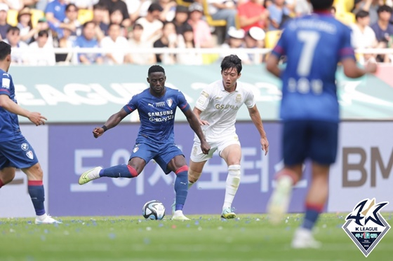 경기에 집중하는 수원 아코스티(가운데 파란색 유니폼). /사진=한국프로축구연맹 제공