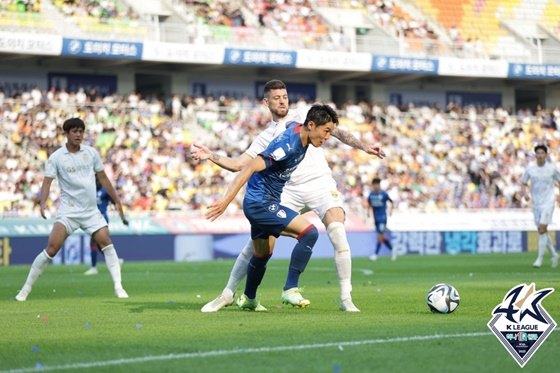 수원 안병준(왼쪽)과 서울 오스마르의 볼 경합. /사진=한국프로축구연맹 제공