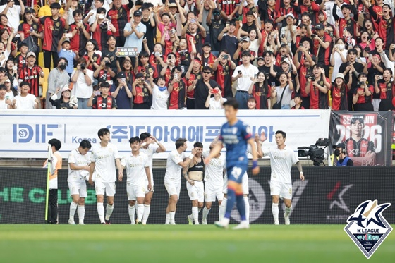 결승골을 넣고 기뻐하는 FC서울 선수들. /사진=한국프로축구연맹 제공