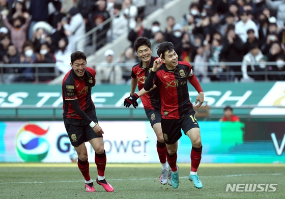 황의조와 FC서울 동료 기성용, 임상협. /사진=뉴시스 제공