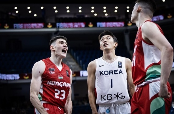 헝가리와 한국 대표팀의 U-19 농구월드컵 D조 조별리그 1차전. 가운데 흰색 유니폼은 이해솔. /사진=대한민국농구협회