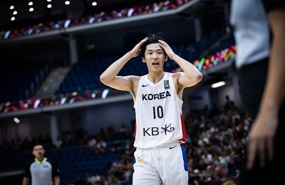 아쉬워하는 윤기찬. /사진=대한민국농구협회
