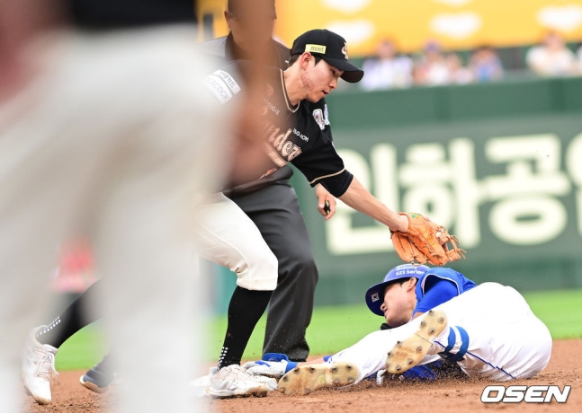 삼성 류승민(오른쪽)이 25일 인천 SSG전 3회초 적시타를 때려낸 뒤 2루에서 횡사하고 있다.