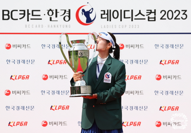 그린재킷을 입고 트로피에 입을 맞추는 박민지. /사진=KLPGT