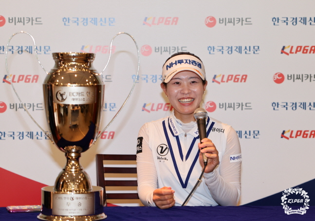 인터뷰에서 환히 웃고 있는 박민지. /사진=KLPGT