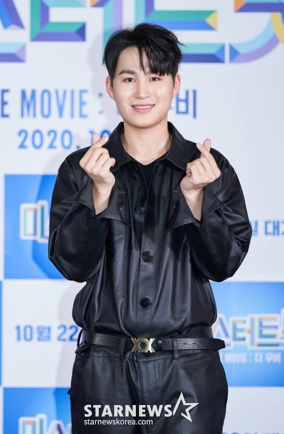 가수 김희재가 19일 오후 온라인 생중계로 진행된 '미스터트롯 : 더무비' 제작보고회에 참석해 포즈를 취하고 있다. /사진제공=모비 /사진=이동훈 기자 photoguy@