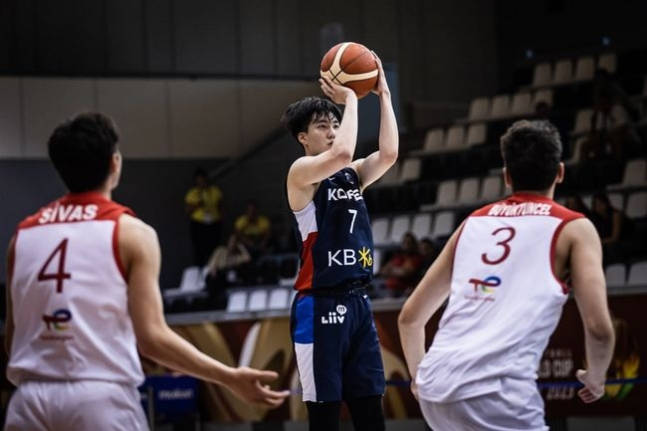 한국 U-19 남자 농구대표팀 석준휘가 슛을 쏘고 있다. /사진=FIBA 제공