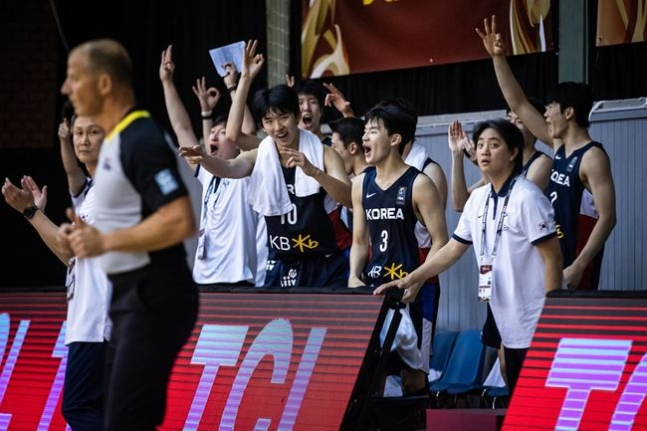 한국 U-19 농구대표팀이 기뻐하는 모습. /사진=FIBA 제공