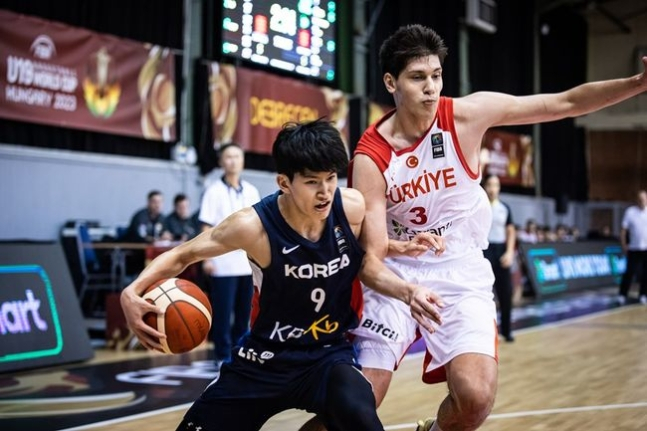 한국 U-19 남자농구대표팀 이유진(왼쪽). /사진=FIBA 제공