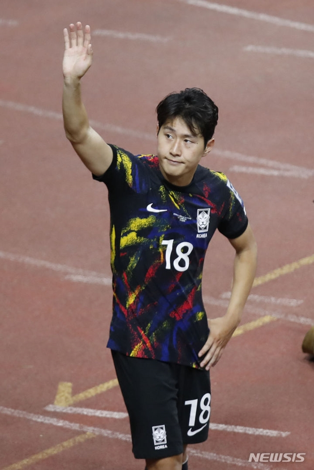 이강인이 지난 16일 부산아시아드주경기장에서 열린 페루전 경기 후 팬들에게 인사하고 있다. /사진=뉴시스