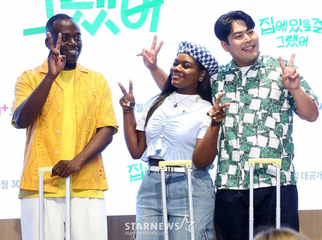 방송인 조나단, 파트리샤, 김해준이 26일 오후 서울 용산구 LG유플러스 본사에서 진행된 예능 '집에 있을 걸 그랬어' 제작발표회에 참석해 포즈를 취하고 있다. '집에 있을 걸 그랬어'는 해외여행이라고는 한 번도 가 본 적 없는 'K-남매' 조나단&파트리샤가 ‘마성의 남자’ 김해준과 함께 떠나는 힐링인 듯 아닌 듯 헷갈리는 여행 프로젝트다. 오는 30일 U+모바일tv에서 공개된다. 2023.06.26 /사진=김창현 기자 chmt@