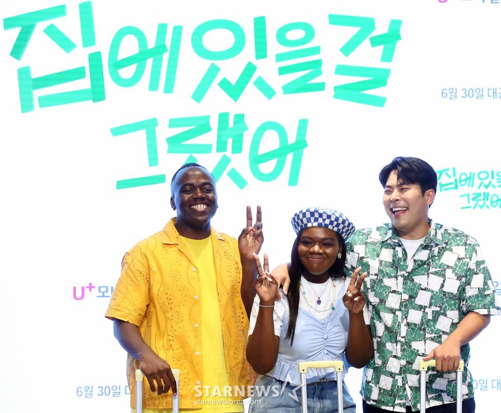 방송인 조나단, 파트리샤, 김해준이 26일 오후 서울 용산구 LG유플러스 본사에서 진행된 예능 '집에 있을 걸 그랬어' 제작발표회에 참석해 포즈를 취하고 있다. '집에 있을 걸 그랬어'는 해외여행이라고는 한 번도 가 본 적 없는 'K-남매' 조나단&파트리샤가 ‘마성의 남자’ 김해준과 함께 떠나는 힐링인 듯 아닌 듯 헷갈리는 여행 프로젝트다. 오는 30일 U+모바일tv에서 공개된다. 2023.06.26 /사진=김창현 기자 chmt@
