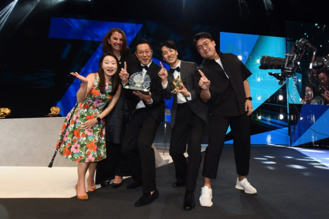 ‘칸 라이언즈 2023’ 시상식에서 ‘글라스(양성평등)’ 부문 그랑프리를 수상한 제일기획 직원들이 기념 촬영을 하고 있다.