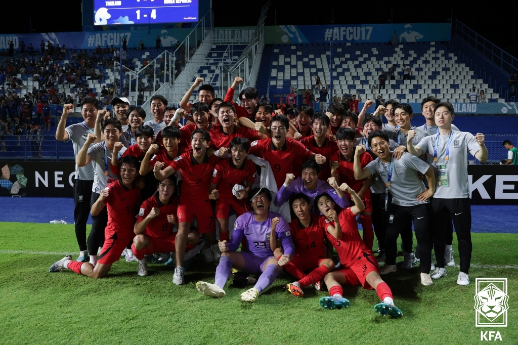 한국 U-17 축구대표팀이 25일(한국시간) 아시안컵 8강전에서 태국을 꺾고 기뻐하고 있다. /사진=대한축구협회