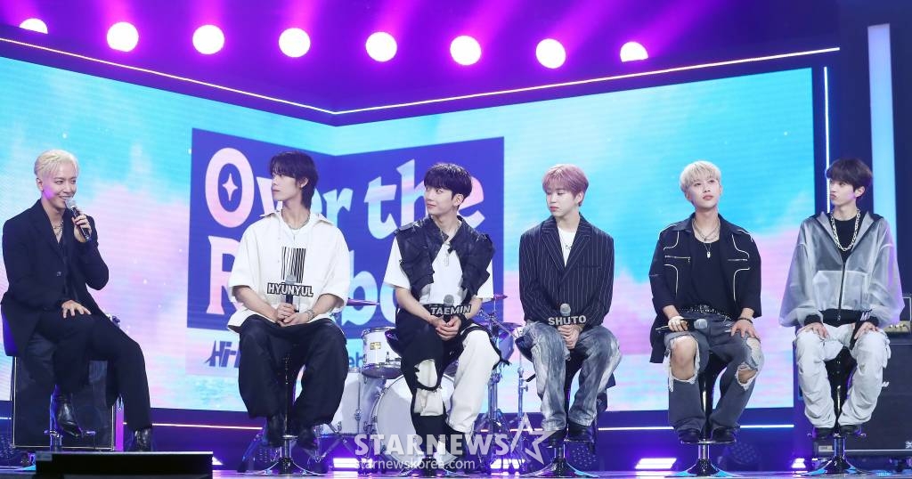 씨엔블루 정용화가 26일 오후 서울 마포구 상암동 SBS프리즘타워에서 진행된 신인밴드 하이파이유니콘 디지털 싱글 '오버 더 레인보우(Over the Rainbow)' 발매 기념 쇼케이스에서 취재진 질의에 답하고 있다. '오버 더 레인보우'는 비가 내린 뒤에 예쁜 무지개가 나타나듯이 어려움 앞에 큰 행복이 기다리고 있을 것이라는 희망을 노래한 곡이다. 2023.06.26 /사진=김창현 기자 chmt@