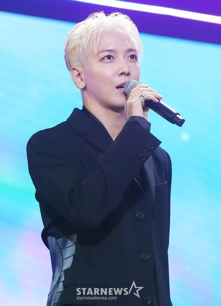 씨엔블루 정용화가 26일 오후 서울 마포구 상암동 SBS프리즘타워에서 진행된 신인밴드 하이파이유니콘 디지털 싱글 '오버 더 레인보우(Over the Rainbow)' 발매 기념 쇼케이스에서 취재진 질의에 답하고 있다. '오버 더 레인보우'는 비가 내린 뒤에 예쁜 무지개가 나타나듯이 어려움 앞에 큰 행복이 기다리고 있을 것이라는 희망을 노래한 곡이다. 2023.06.26 /사진=김창현 기자 chmt@