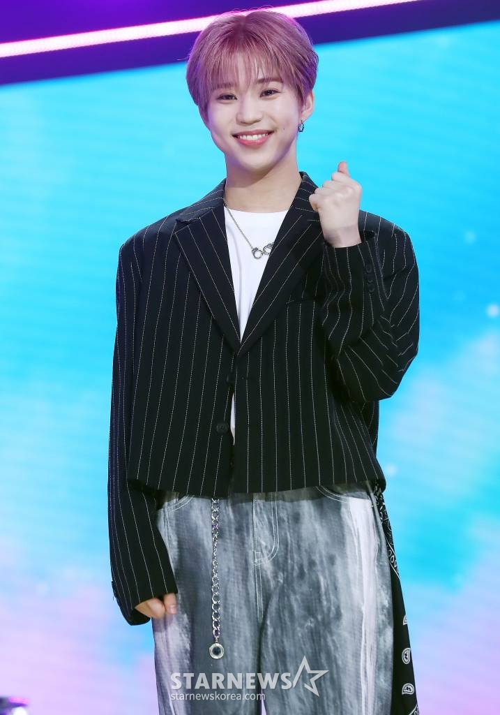 신인 밴드 하이파이 유니콘(Hi-Fi Un!corn) 슈토가 26일 오후 서울 마포구 상암동 SBS프리즘타워에서 진행된 디지털 싱글 '오버 더 레인보우(Over the Rainbow)' 발매 기념 쇼케이스에 참석해 포즈를 취하고 있다. '오버 더 레인보우'는 비가 내린 뒤에 예쁜 무지개가 나타나듯이 어려움 앞에 큰 행복이 기다리고 있을 것이라는 희망을 노래한 곡이다. 2023.06.26 /사진=김창현 기자 chmt@