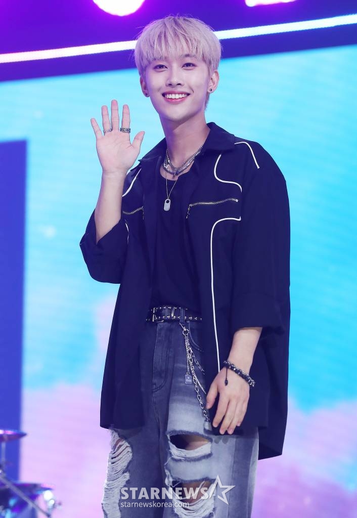 신인 밴드 하이파이 유니콘(Hi-Fi Un!corn) 기윤이 26일 오후 서울 마포구 상암동 SBS프리즘타워에서 진행된 디지털 싱글 '오버 더 레인보우(Over the Rainbow)' 발매 기념 쇼케이스에 참석해 포즈를 취하고 있다. '오버 더 레인보우'는 비가 내린 뒤에 예쁜 무지개가 나타나듯이 어려움 앞에 큰 행복이 기다리고 있을 것이라는 희망을 노래한 곡이다. 2023.06.26 /사진=김창현 기자 chmt@