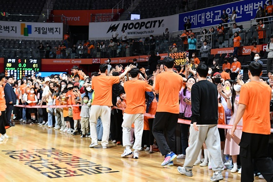 고양 점퍼스 선수들과 팬들. /사진=KBL 제공