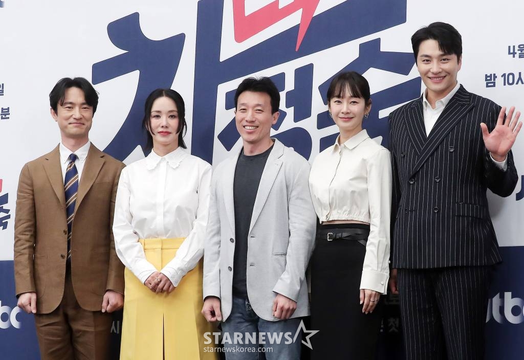 김대진 감독( 가운데), 배우 김병철, 엄정화, 명세빈, 민우혁이 13일 오후 서울 강남구 조설팰리스에서 진행된 JTBC 토일드라마 '닥터 차정숙' 제작발표회에 참석해 포즈를 취하고 있다. '닥터 차정숙'은 20년차 가정주부에서 1년차 레지던트가 된 차정숙의 찢어진 인생 봉합기를 그린다. 가족이 전부였던 평범한 주부에서 '왕년'에 잘나가던 닥터 차정숙으로 각성한 '정숙'치 못한 스캔들이 유쾌한 웃음과 현실적인 공감을 선사할 예정이다. 오는 15일 첫 방송. 2023.04.13 /사진=김창현 기자 chmt@