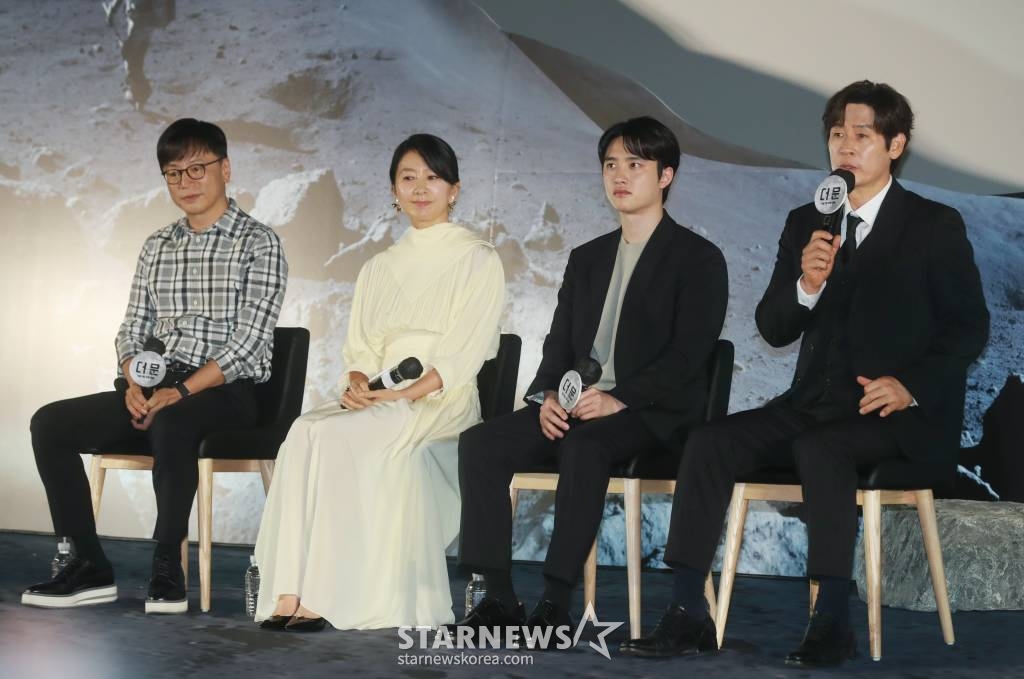 배우 설경구, 도경수, 김희애, 김용화 감독이 27일 오전 서울 CGV용산아이파크몰에서 진행된 영화 '더 문'(감독 김용화) 제작발표회에 참석해 질문에 답하고 있다. 사고로 인해 홀로 달에 고립된 우주 대원 선우와 필사적으로 그를 구하려는 전 우주센터장 재국의 사투를 그린 영화 '더 문'은 8월 2일 개봉한다. /2023.06.27 /사진=이동훈 기자 photoguy@
