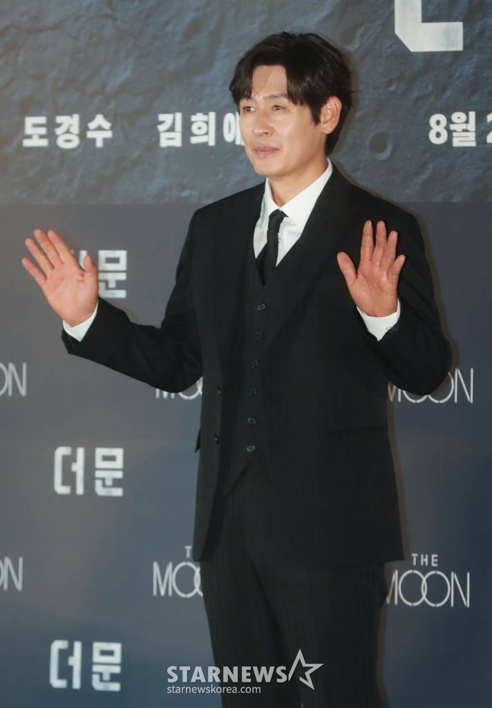 배우 설경구가 27일 오전 서울 CGV용산아이파크몰에서 진행된 영화 '더 문'(감독 김용화) 제작발표회에 참석해 포즈를 취하고 있다.  사고로 인해 홀로 달에 고립된 우주 대원 선우와 필사적으로 그를 구하려는 전 우주센터장 재국의 사투를 그린 영화 '더 문'은 8월 2일 개봉한다. /2023.06.27 /사진=이동훈 기자 photoguy@