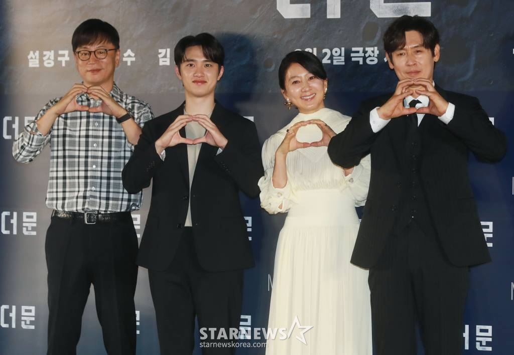 김용화 감독, 배우 도경수, 김희애, 섨경구가 27일 오전 서울 CGV용산아이파크몰에서 진행된 영화 '더 문'(감독 김용화) 제작발표회에 참석해 포즈를 취하고 있다.  사고로 인해 홀로 달에 고립된 우주 대원 선우와 필사적으로 그를 구하려는 전 우주센터장 재국의 사투를 그린 영화 '더 문'은 8월 2일 개봉한다. /2023.06.27 /사진=이동훈 기자 photoguy@