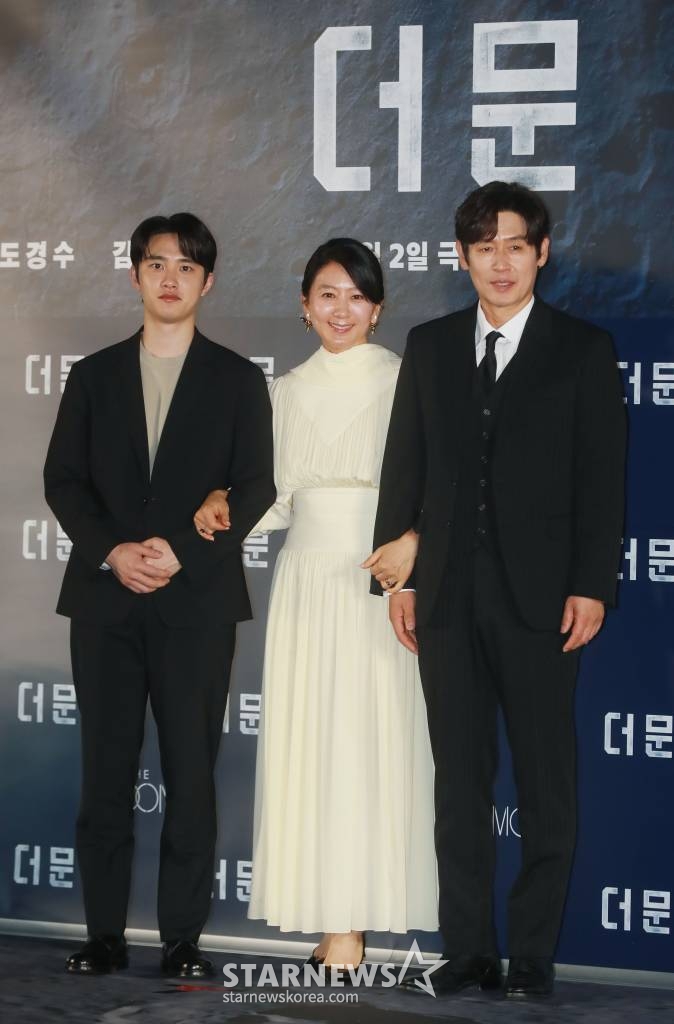 배우 도경수, 김희애, 섨경구가 27일 오전 서울 CGV용산아이파크몰에서 진행된 영화 '더 문'(감독 김용화) 제작발표회에 참석해 포즈를 취하고 있다.  사고로 인해 홀로 달에 고립된 우주 대원 선우와 필사적으로 그를 구하려는 전 우주센터장 재국의 사투를 그린 영화 '더 문'은 8월 2일 개봉한다. /2023.06.27 /사진=이동훈 기자 photoguy@