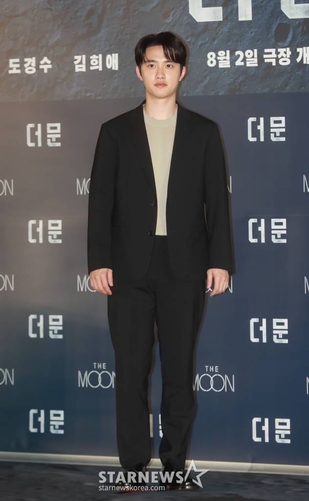 배우 도경수가 27일 오전 서울 CGV용산아이파크몰에서 진행된 영화 '더 문'(감독 김용화) 제작발표회에 참석해 포즈를 취하고 있다.  사고로 인해 홀로 달에 고립된 우주 대원 선우와 필사적으로 그를 구하려는 전 우주센터장 재국의 사투를 그린 영화 '더 문'은 8월 2일 개봉한다. /2023.06.27 /사진=이동훈 기자 photoguy@