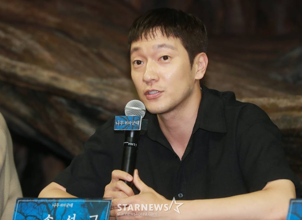 배우 손석구가 27일 오후 서울 강서구 LG아트센터에서 진행된 연극 '나무 위의 군대' 기자간담회에 참석해 질문에 답하고 있다. '나무 위의 군대'는 1945년 그들의 '대동아전쟁', 제2차 세계대전에 참전한 일본 제국군인의 이야기다. /2023.06.27 /사진=이동훈 기자 photoguy@