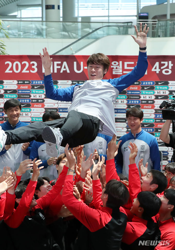 김은중 감독이 지난 14일 인천국제공항 제2여객터미널에서 헹가래를 받고 있다./사진=뉴시스