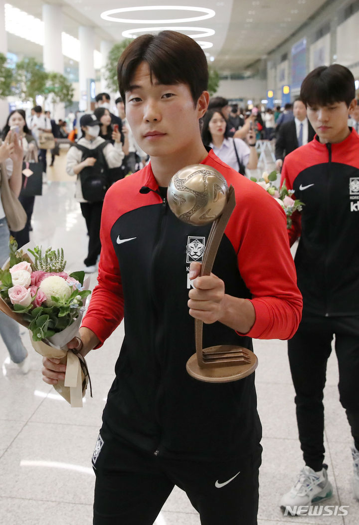 이승원이 지난 14일 인천국제공항 제2여객터미널을 통해 귀국하며 브론즈볼 트로피를 들고 이동하고 있다. /사진=뉴시스