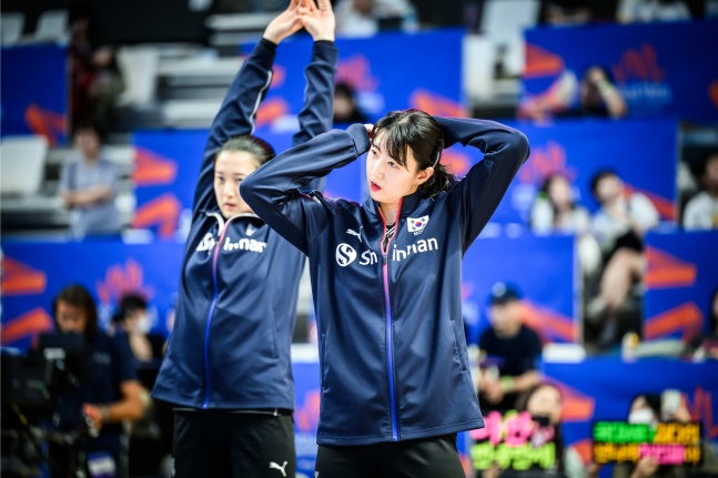 경기에 앞서 스트레칭 중인 한국의 강소휘(가운데)와 이다현(왼쪽)./사진=VNL 공식 홈페이지