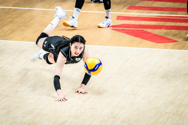 한국의 강소휘가 27일 수원시에 위치한 서수원칠보체육관에서 열린 불가리아와 2023 VNL 3주차 첫 경기에서 공을 받기 위해 뛰어들고 있다. /사진=VNL 공식 홈페이지