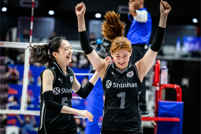 한국의 김다은(오른쪽)이 27일 수원시에 위치한 서수원칠보체육관에서 열린 불가리아와 2023 VNL 3주차 첫 경기에서 득점 후 기뻐하고 있다. /사진=VNL 공식 홈페이지