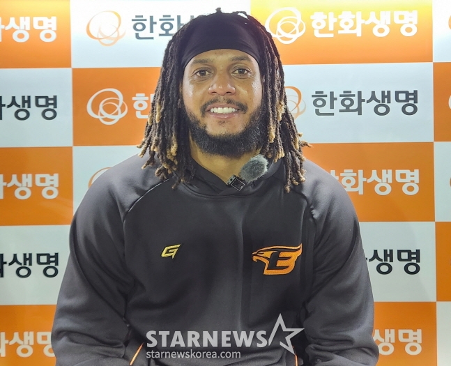 한화 페냐가 27일 팀 5연승을 이끈 뒤 인터뷰를 하고 있다. /사진=안호근 기자