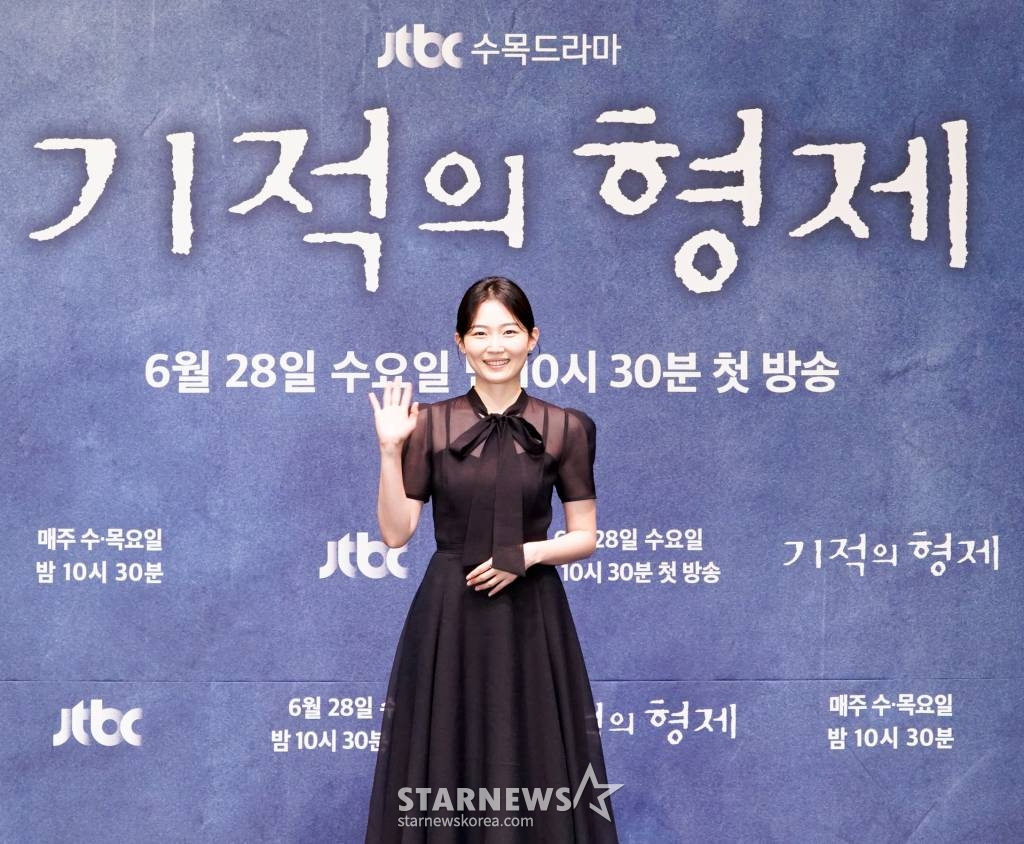 배우 박유림이 28일 오후 온라인으로 진행된 JTBC 수목드라마 '기적의 형제' 제작발표회에 참석해 포즈를 취하고 있다. '기적의 형제'는 윤동주가 되고 싶지만 현실은 빚뿐인 작가 지망생 육동주(정우 분)와 특별한 능력을 가진 정체불명의 소년 강산(배현성 분)이 시간의 경계를 넘어선 진실 찾기를 통해 기적을 만들어 가는 과정을 그린 휴먼 미스터리 드라마다. / 사진제공 = JTBC /사진=김창현 기자 chmt@