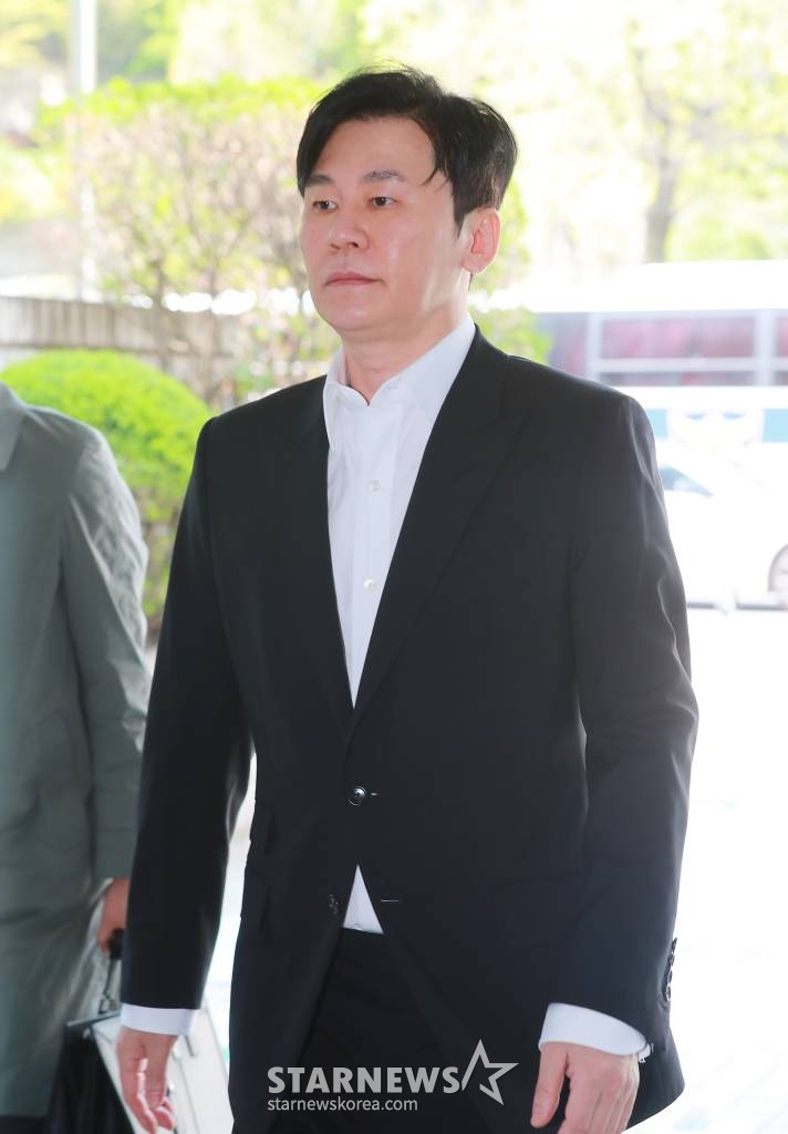 그룹 아이콘 전 멤버 비아이의 마약 수사 무마 혐의를 받는 양현석(52) 전 YG엔터테인먼트 대표 프로듀서가 18일 오후 서울 서초동 서울중앙지법에서 열린 3차 공판에 출석하고 있다. /2022.04.18 /사진=이동훈 기자 photoguy@