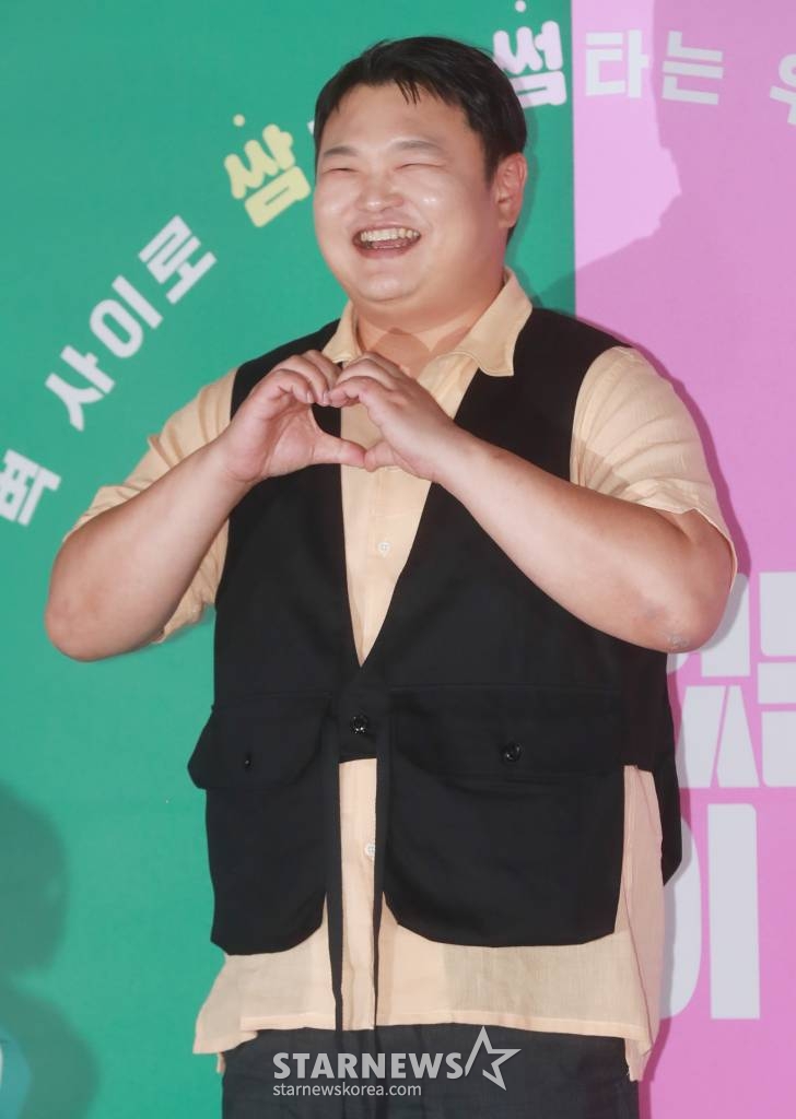 배우 고규필이 28일 오후 서울 광진구 롯데시네마 건대입구점에서 진행된 영화 '빈틈없는 사이'(감독 이우철) 언론시사회에 참석해 포즈를 취하고 있다. 방음이 1도 안 되는 벽을 두고 서로의 일상을 공유하게 된, 뮤지션 지망생 '승진'과 피규어 디자이너 '라니'의 동거인 듯 동거 아닌 이야기를 그린 철벽 로맨스 '빈틈없는 사이'는 7월 5일 개봉한다. /2023.06.28 /사진=이동훈 기자 photoguy@