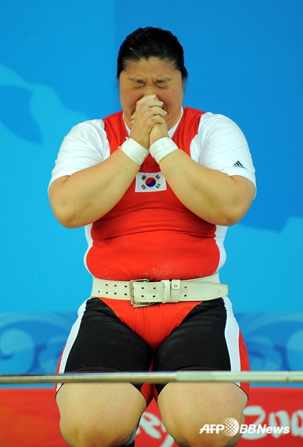 장미란이 2008 베이징 올림픽 여자 역도 +75kg급 경기에서 세계신기록을 달성한 후 세리머니를 하고 있다. /AFPBBNews=뉴스1